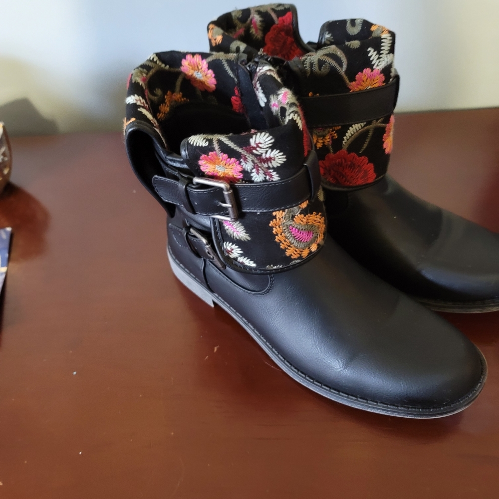 Boots - Picture 4 of 4